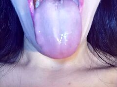 Hjemmevideo av en ung amatør med munnspill og halsfetisj