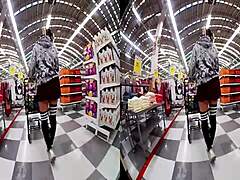 Daniela's panties-free ass gets exposed in a virtual reality Supermercado