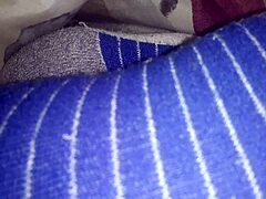 Vídeo de mis lindos amigos tocando sus pies dormidos en calcetines desnudos