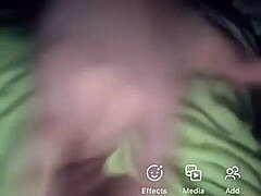 Ein junges Paar erforscht tabuisierte Sexualität mit einem selbstgemachten Masturbationsvideo