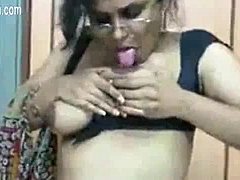 인도 교사 이 데시 섹스 비디오에서 그녀의  키우는 기술을 과시합니다