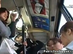 Japonesa amateur da una paja en autobús público