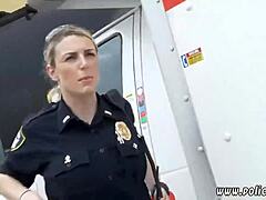 וידאו HD של שוטרים מרחרחים במונית מזויפת