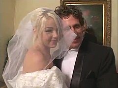 Fetish gaun pengantin berbaju satin terpenuhi dalam seks kelompok