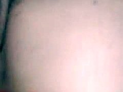 Dalam video ini, seorang transseksual dengan pantat besar ditembus tanpa pelana