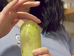 Hardcore hemmagjorda fetischvideo av extrem analinsättning med grönsaker i köket