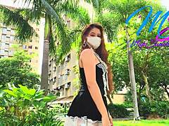 Miyu Sanoh, en barmfagre filippinsk model, viser sin skede frem i offentligheden, mens hun går rundt i ejendommens have