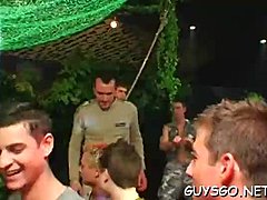 Une fête de sexe gay sauvage avec beaucoup d'hommes sous la douche