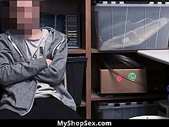 Policajtka MILF s veľkými prsiami je na skrytej kamere ovládaná chlapom, ktorý kradne v obchode