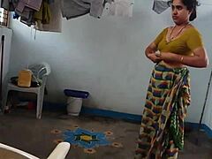 Saçlı Hintli kadın soyunur ve HD'de kıllı koltuk altını sergiler