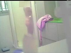 La cámara oculta captura el baño íntimo de mi madre