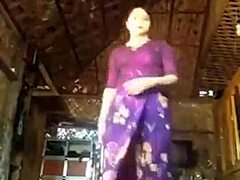 Spettacolo solista di una matura indiana bhabhis con una svolta