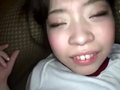 Азиатска тийнейджърка набива голата си путка
