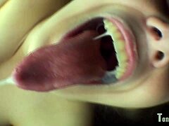 이 입 페티쉬 비디오에서 앨리스의 혀를 즐기는 모습을 보세요
