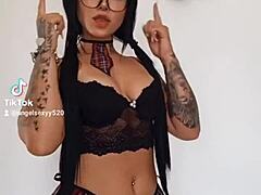 Gostosa, seorang mahasiswi amatir, memamerkan pantat besarnya dalam video hentai panas