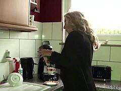 O mamă germană cu sâni mari este pătrunsă de șeful ei în birou