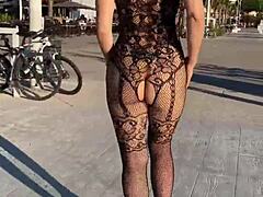 Een sexy vrouw pronkt met haar naakte lichaam in het openbaar
