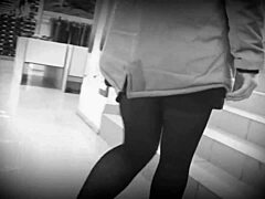 Camera ascunsă înregistrează imagini voyeuristice ale unui fetiș al picioarelor din magazinele publice