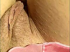 Video POV casero de una caliente MILF masturbándose con tetas pequeñas y tetas naturales