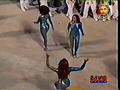 Las latinas se desnudan en el carnaval brasileño para una acción de baile caliente