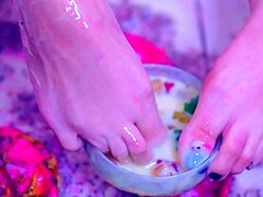 Fetiche de pies lésbico: jugar con los dedos de las manos con fruta y leche condensada hasta el clímax