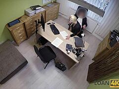 Blond milf dostává lízání a šukání za peníze v kanceláři