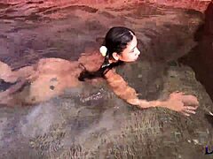 Brazílska kráska si užíva horúci bazén