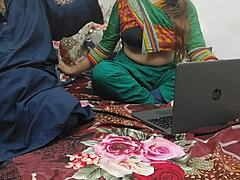 Pakistanlı bir kız, dizüstü bilgisayarında porno izlerken yakalanır ve her deliğine kirli konuşma ile sikilir