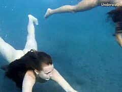 Gadis berambut merah dan remaja pirang menjelajahi tubuh satu sama lain di kolam renang