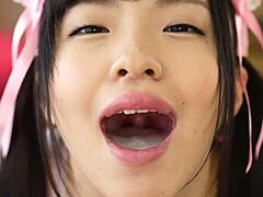 Une femme de ménage asiatique donne une pipe époustouflante dans une vidéo japonaise