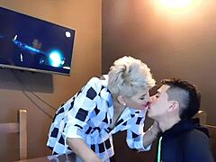 Marienfona gir en dyp hals blowjob til sønnen i denne amatørpornovideoen