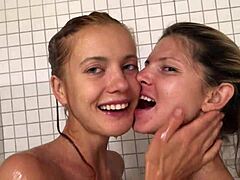 Katrina i jej przyjaciółka biorą razem prysznic w wieku 18 lat