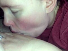 La femme amateur suce et avale du sperme dans une vidéo torride