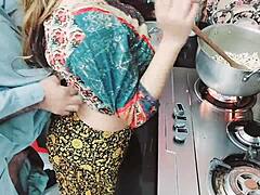 Indiase vrouw krijgt haar kont geneukt door haar man terwijl ze kookt