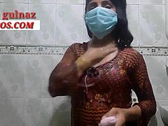 Indijska punca z veliko ritjo postane divja in mokra v kopalnici