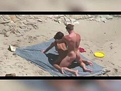 Een Afrikaans stel geniet van seks op het strand