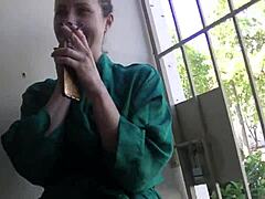 A férj nézi, ahogy Helena Price dohányzik és iszik egy fétis videóban