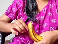 Desi-Sexlehrerin zeigt ihren großen Arsch und ihre Brüste vor der Kamera