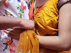 Remaja India berbulu dalam saree kuning mendapat creampie oleh bosnya
