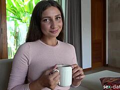En liten brunette fra en datingside blir invitert på te og gir en blowjob