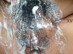 Индиански момичета с обръсната си вагина в банята