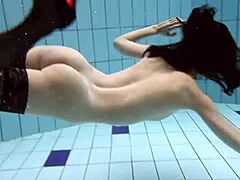 この水中のポルノビデオでは,柔らかいお尻と天然の胸が展示されています