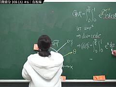 Bu videoda, Tayvanlı bir üniversiteli kız olan Zhang Xu, son kalkülüs çalışmalarını sergiliyor