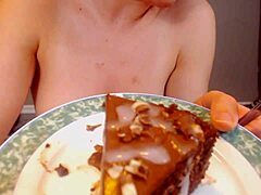 Двойка аматьори се отдават на орален секс и ядат торта, покрита със сперма