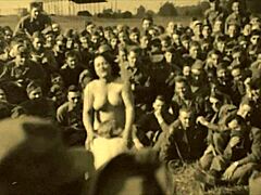 Vintage striptease med naturlige bryster og behåret fisse