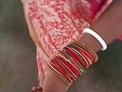 Индийская подружка трахает свою киску на кухне своей любовницей