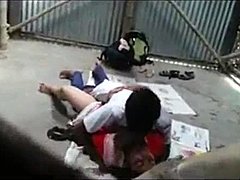 Индийская студенческая пара занимается жестким сексом на улице