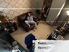 Vídeo HD de uma bela mulher gorda atraída se masturbando na câmera escondida