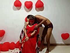 에로틱한 인도 커플이 빨간 사리를 입고 야만적이고 열정적인 섹스를 하면서 발렌타인 데이를 축하합니다