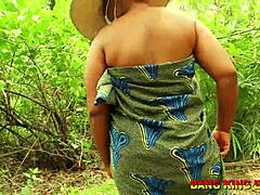 Bir siyah amatör karısı ıslak vajinasıyla bir Afrika orman hayaletiyle sikişiyor